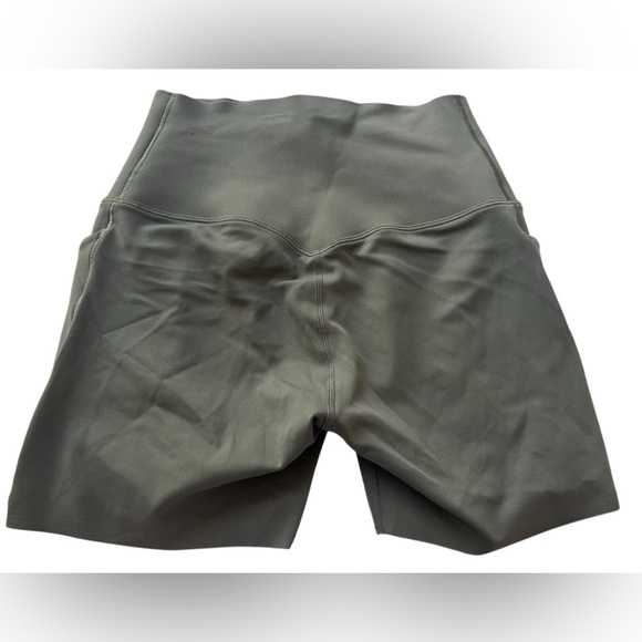 NWT Nike Universa Women’s High Rise 8” Shorts in Cargo Khaki in size Small - Picture 6 of 9
